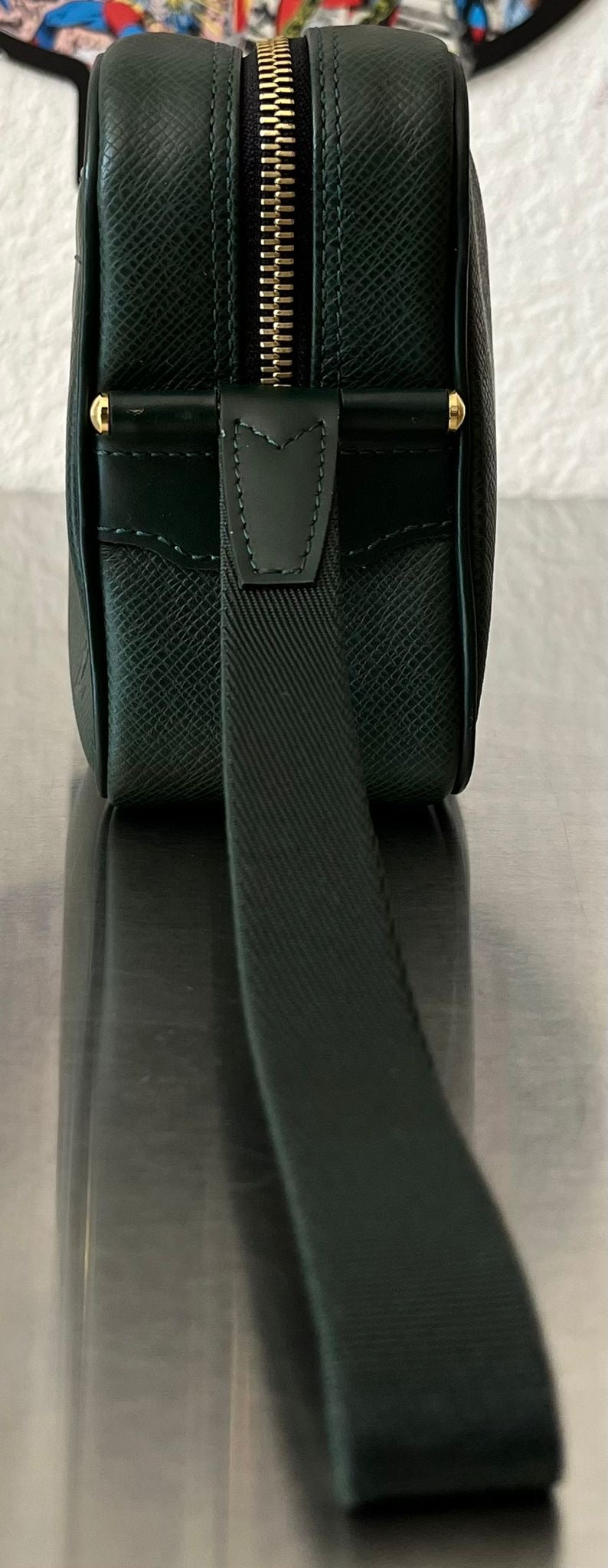Louis Vuitton Karga Taiga Leder