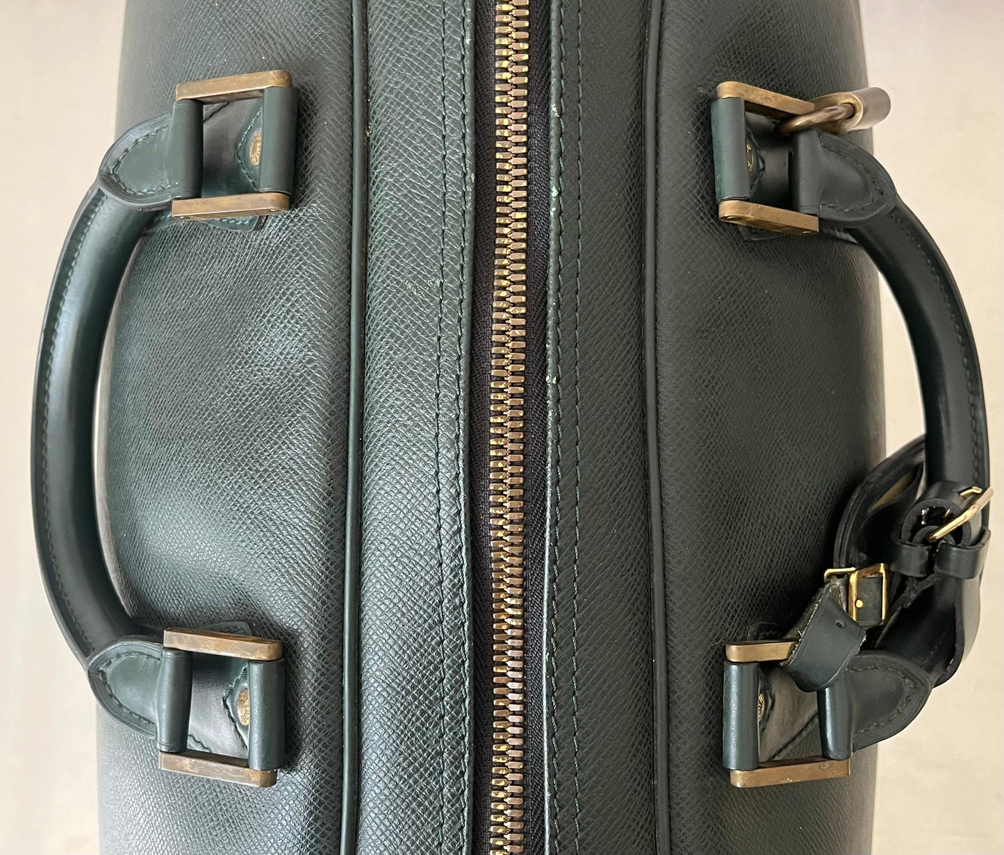 Louis Vuitton Kendall PM Taiga Leder