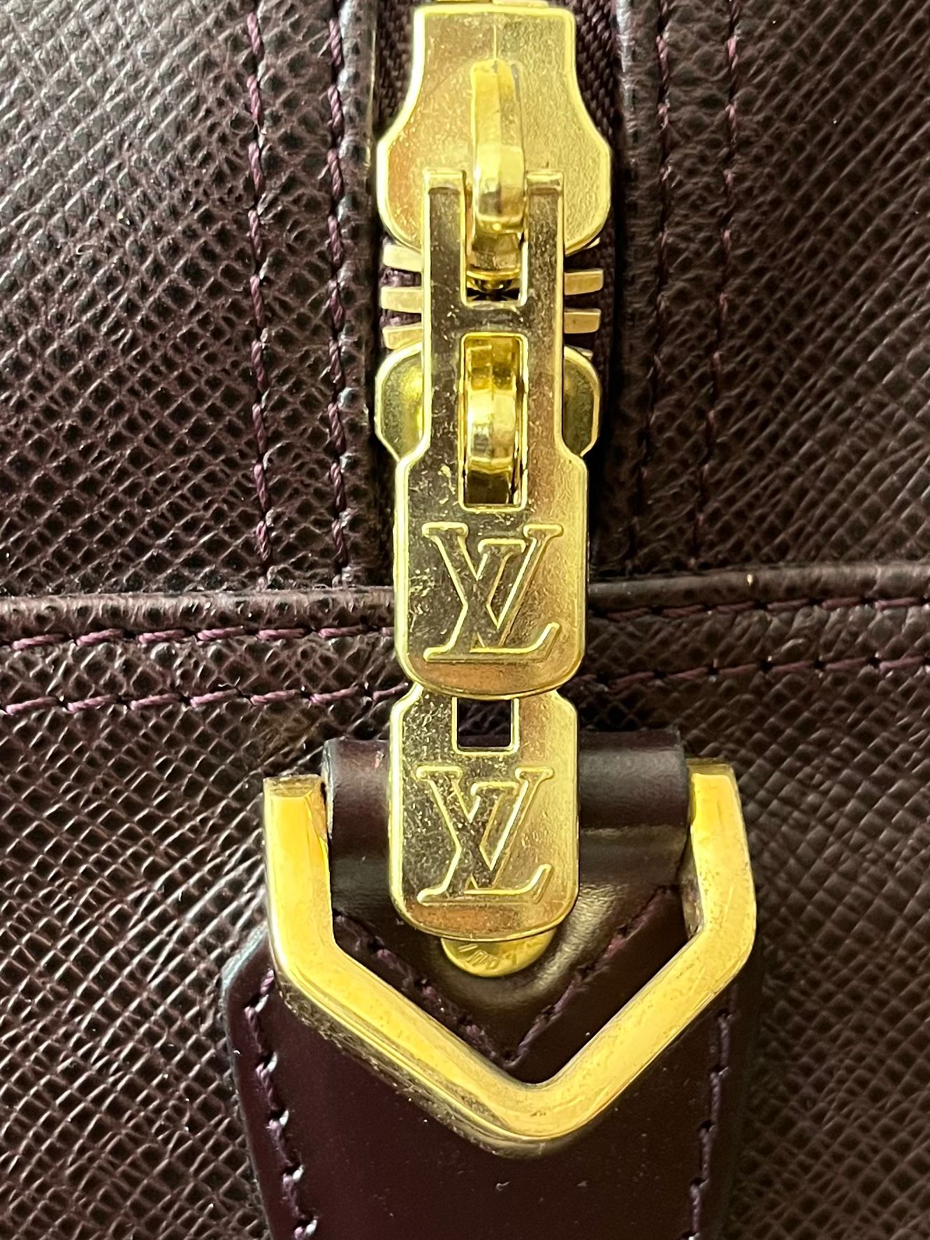 Louis Vuitton Kendall PM Taiga Leder