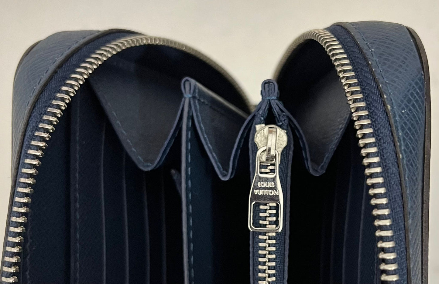 Louis Vuitton Zippy XL Taiga