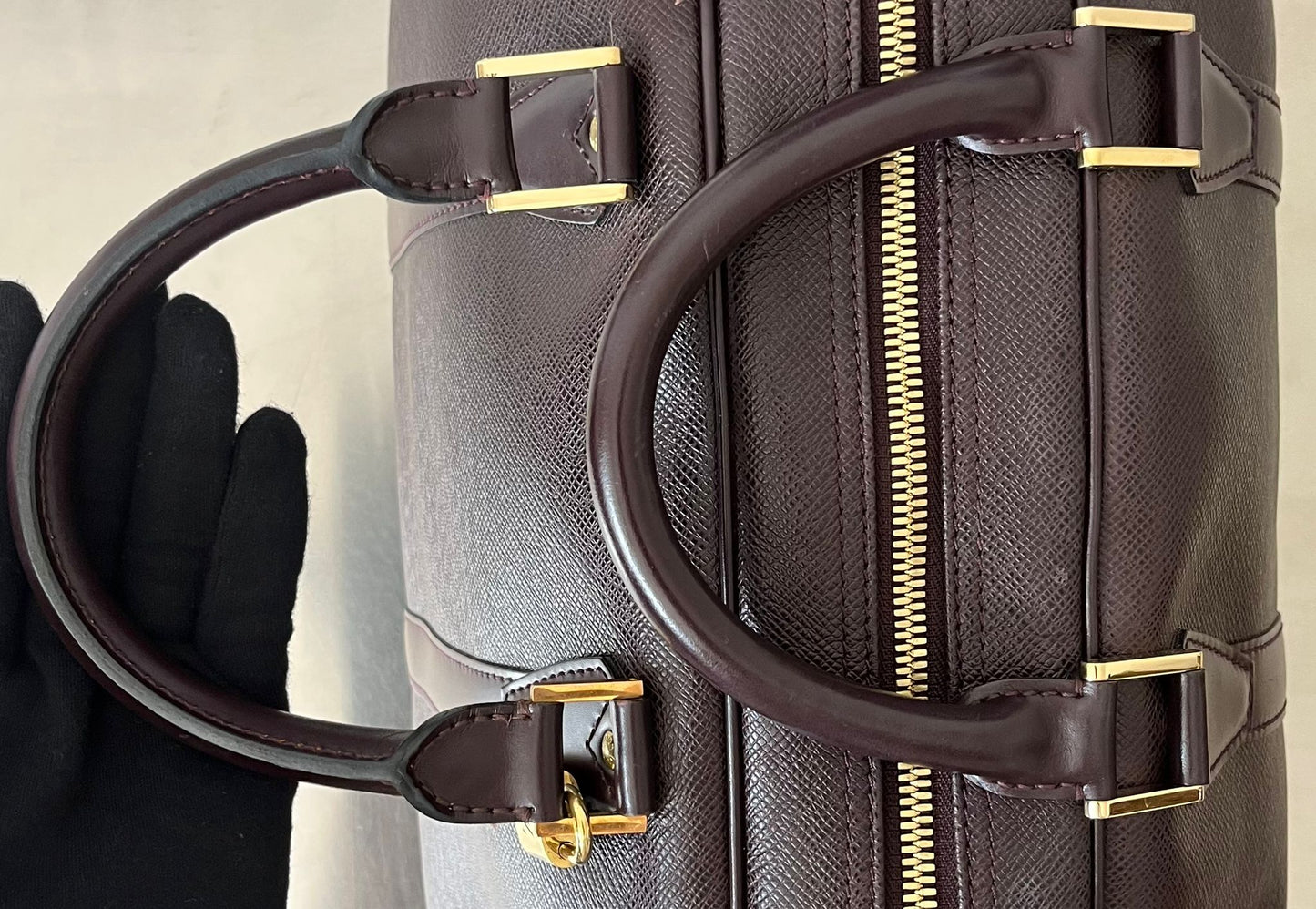 Louis Vuitton Kendall PM Taiga Leder