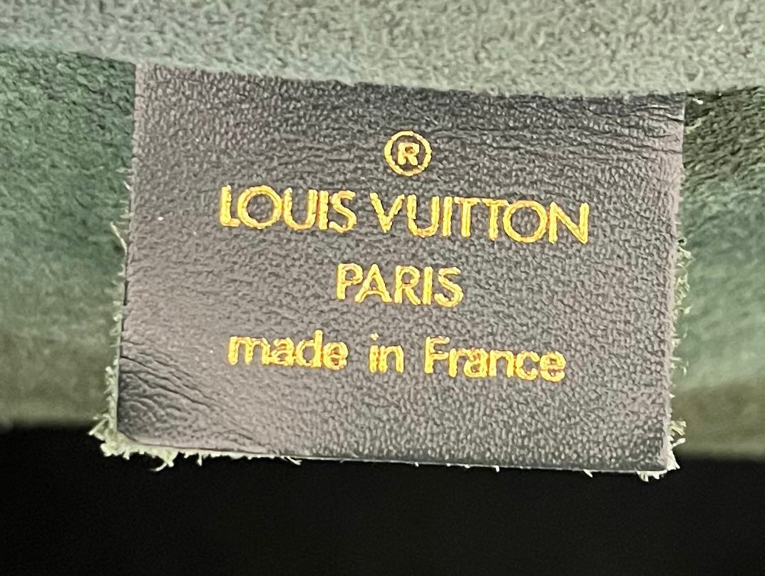 Louis Vuitton Kendall PM Taiga Leder