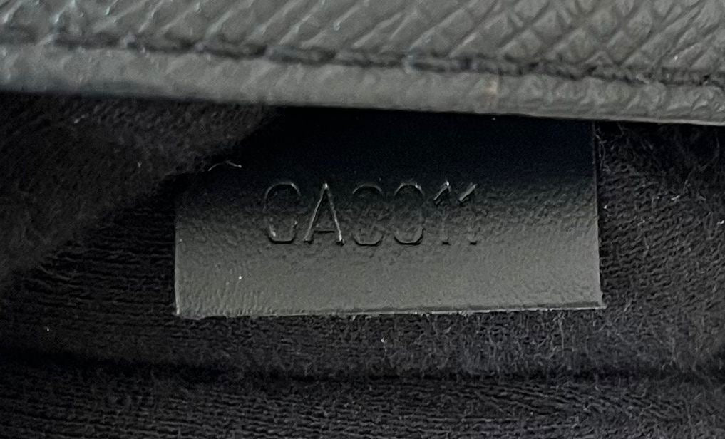 Louis Vuitton Karga Taiga Leder