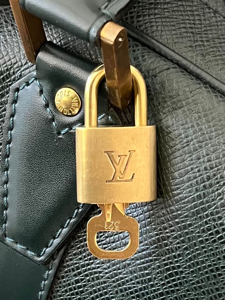 Louis Vuitton Kendall PM Taiga Leder