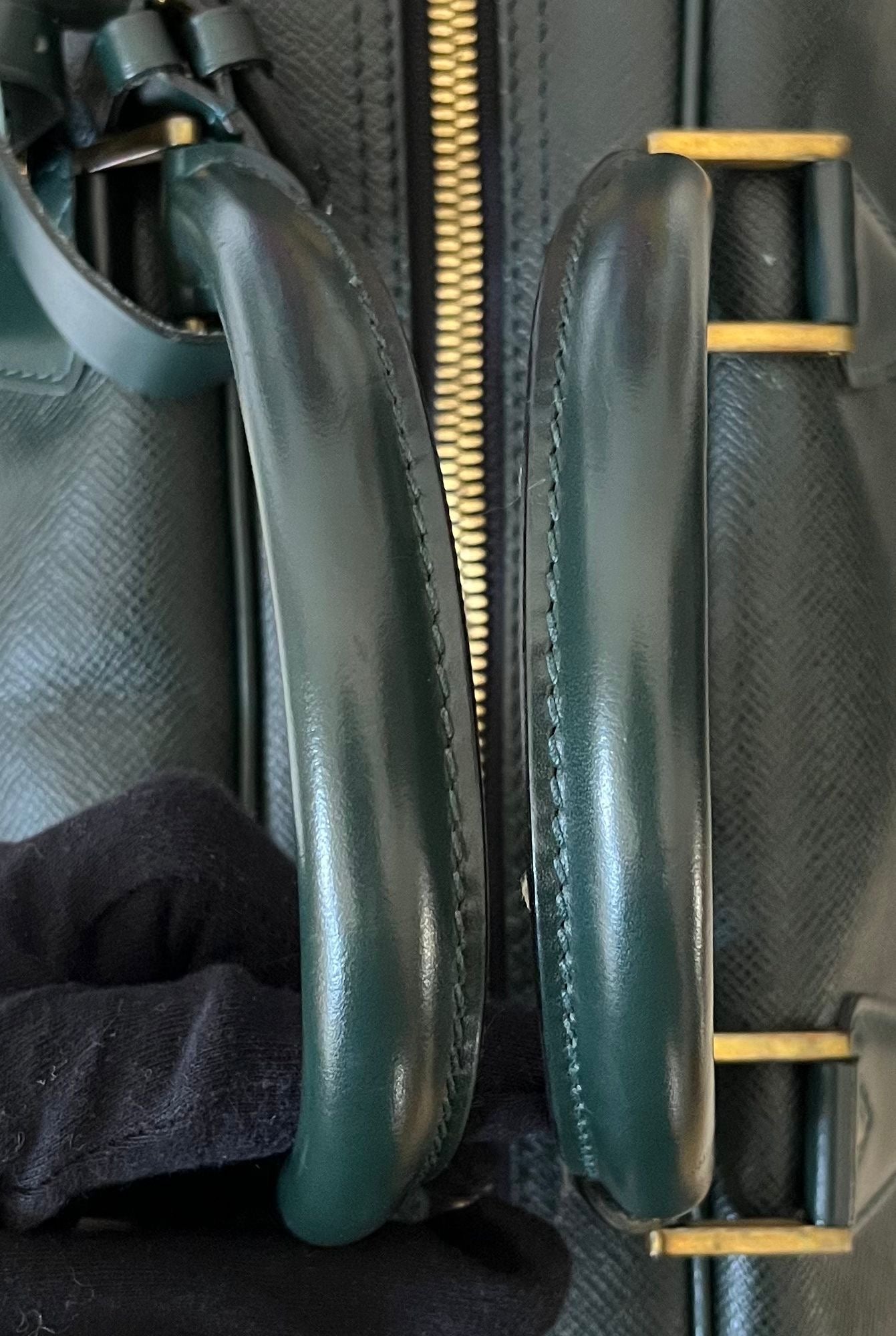 Louis Vuitton Kendall PM Taiga (Dunkelgrün)