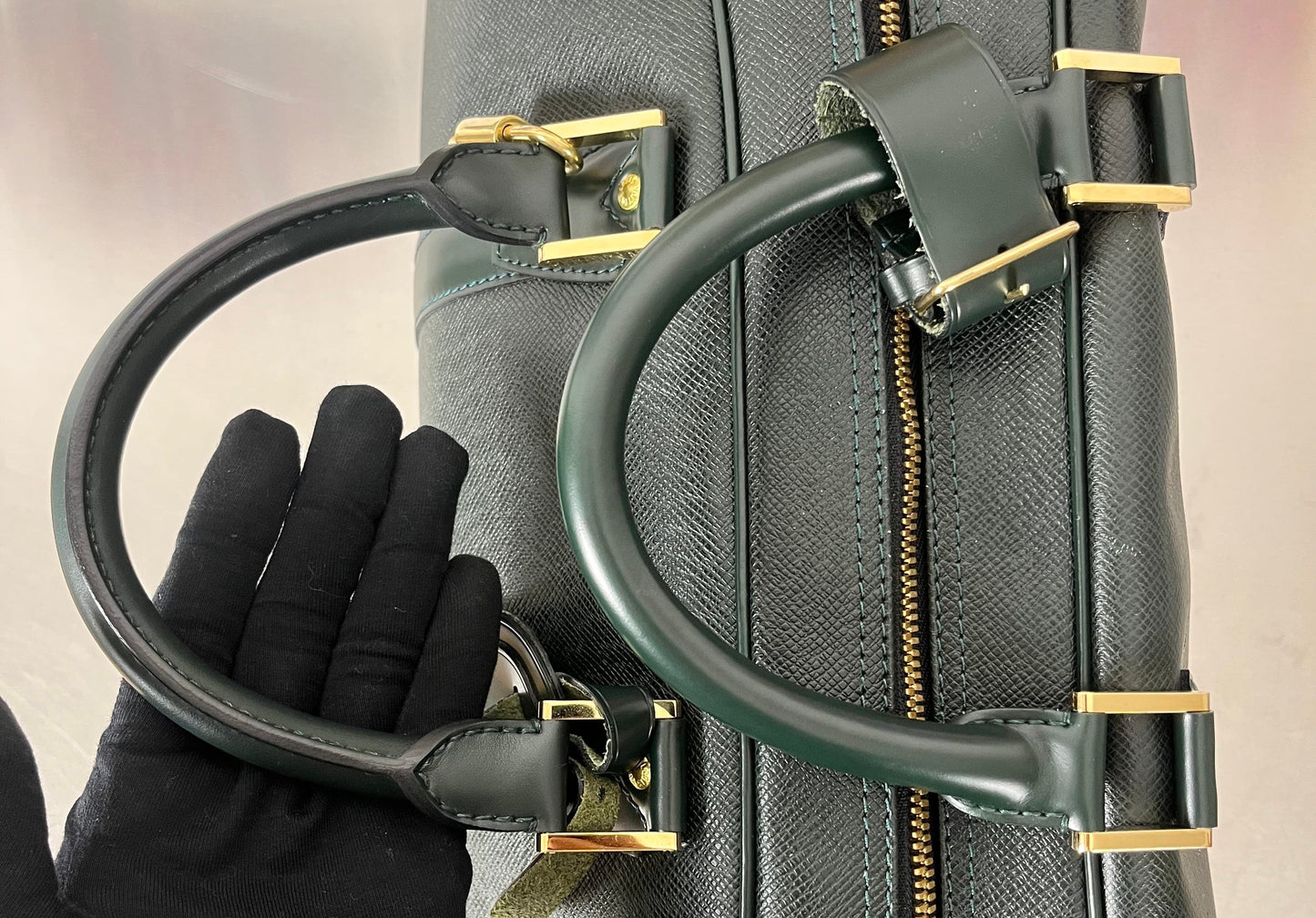 Louis Vuitton Kendall PM Taiga Leder