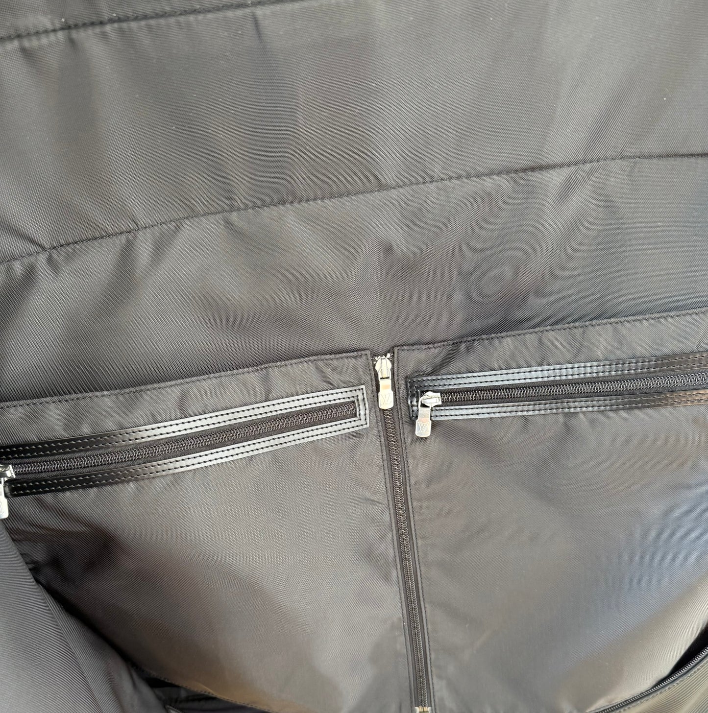 Louis Vuitton Taiga Gibeciere Kleidersack