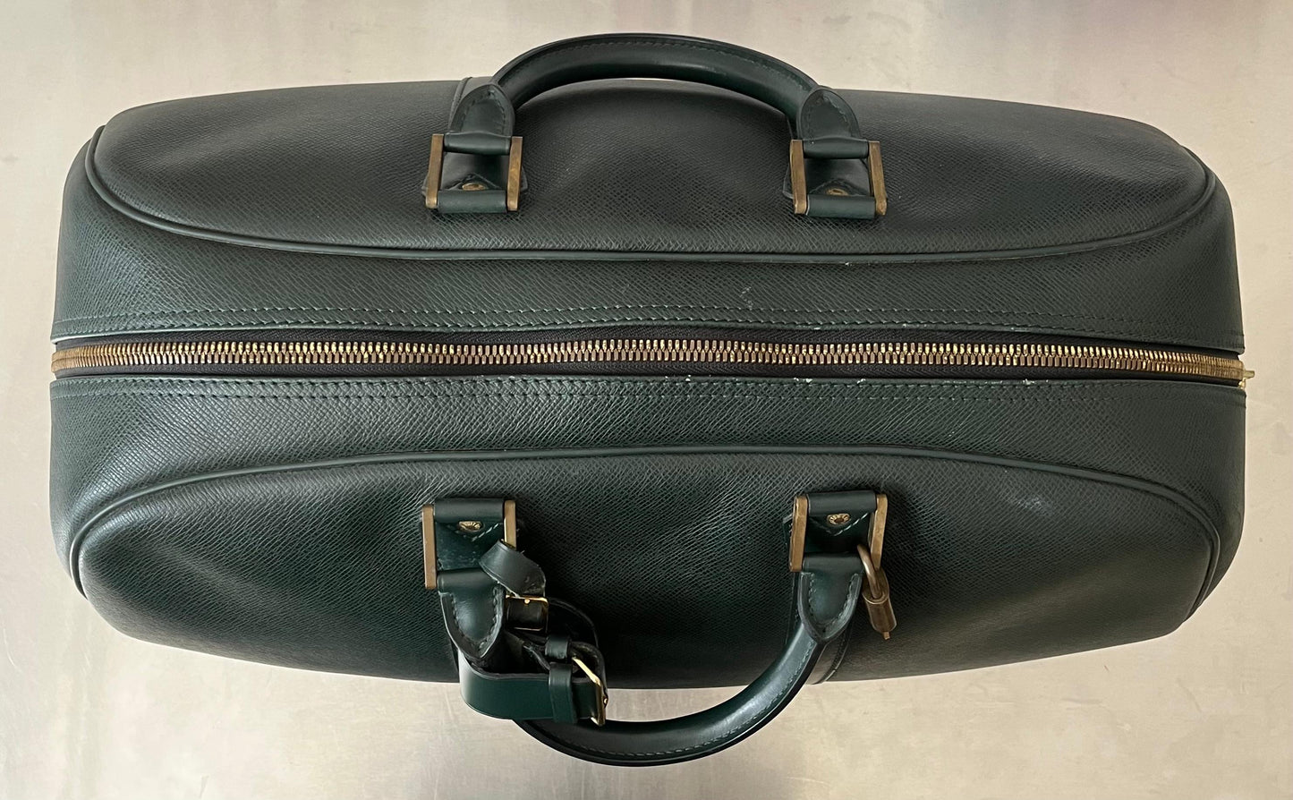 Louis Vuitton Kendall PM Taiga Leder
