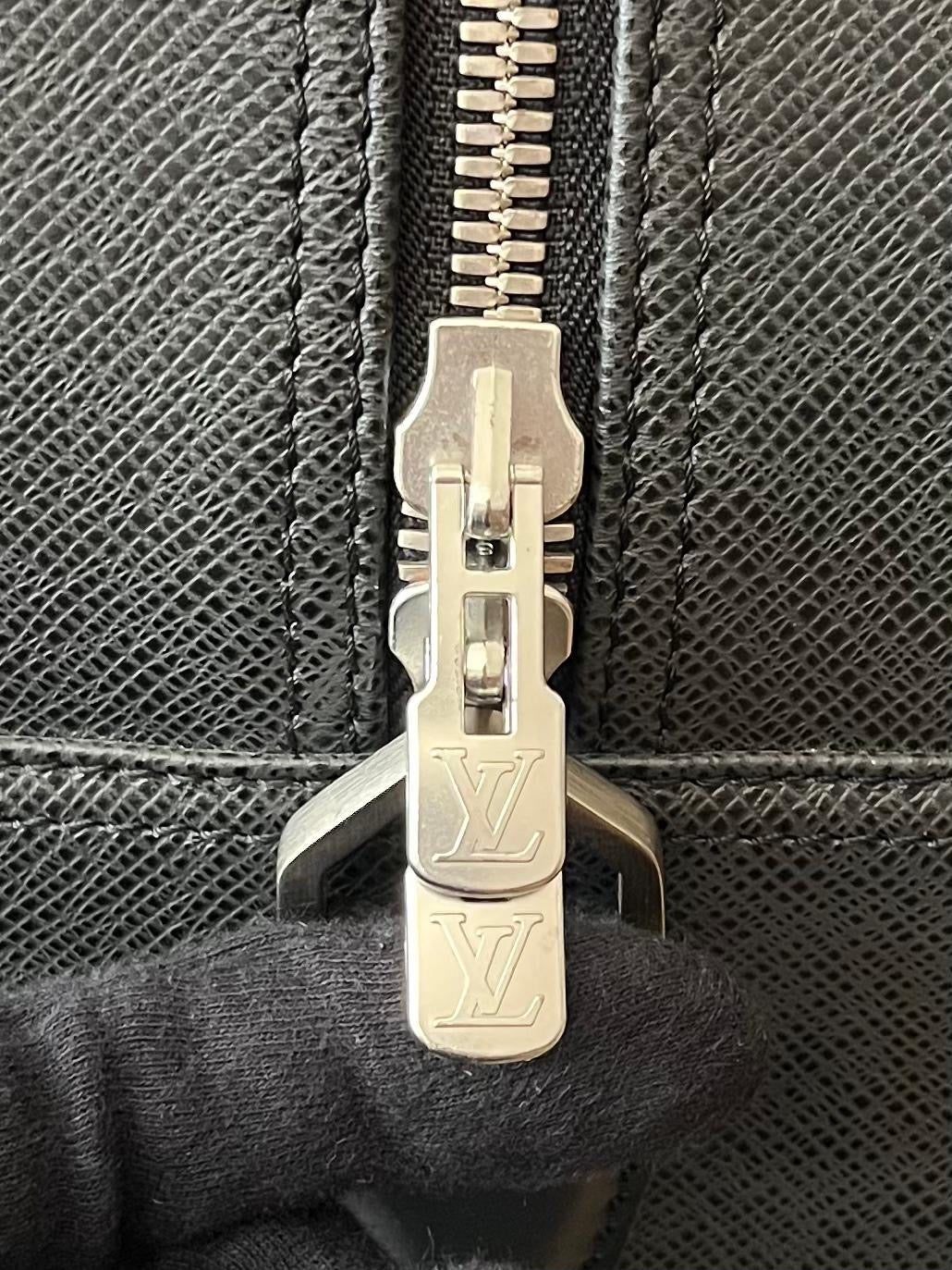 Louis Vuitton Kendall GM Taiga Leder