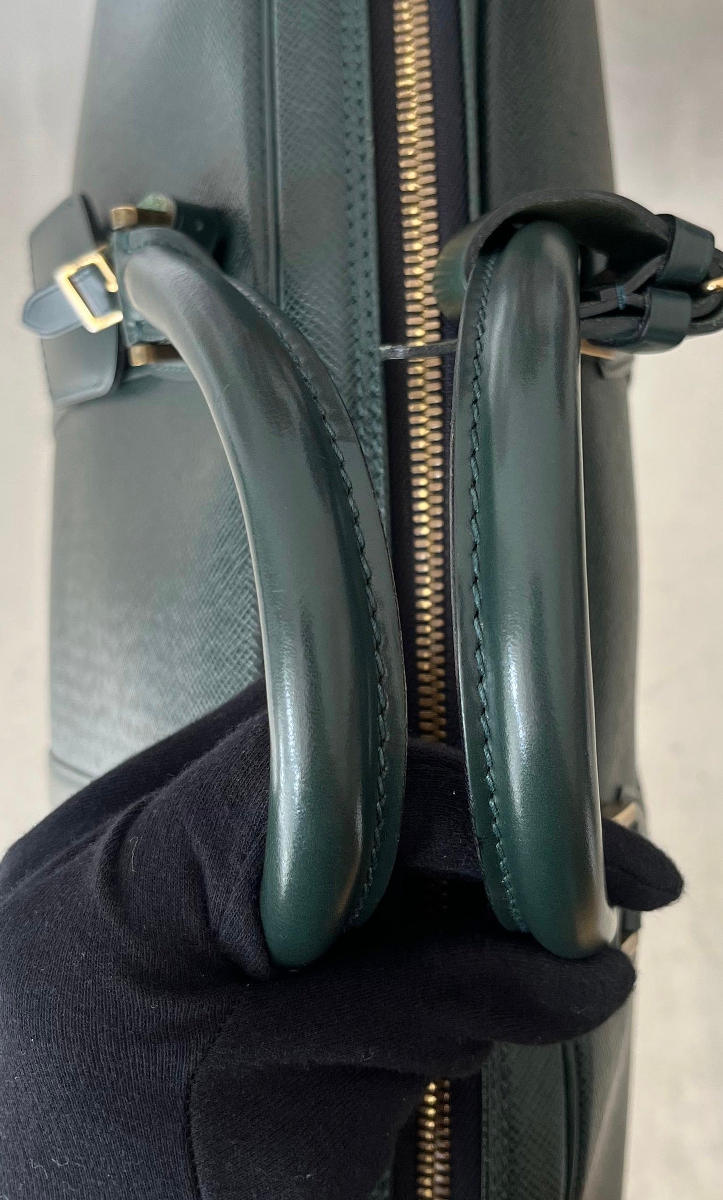 Louis Vuitton Helanga Taiga
