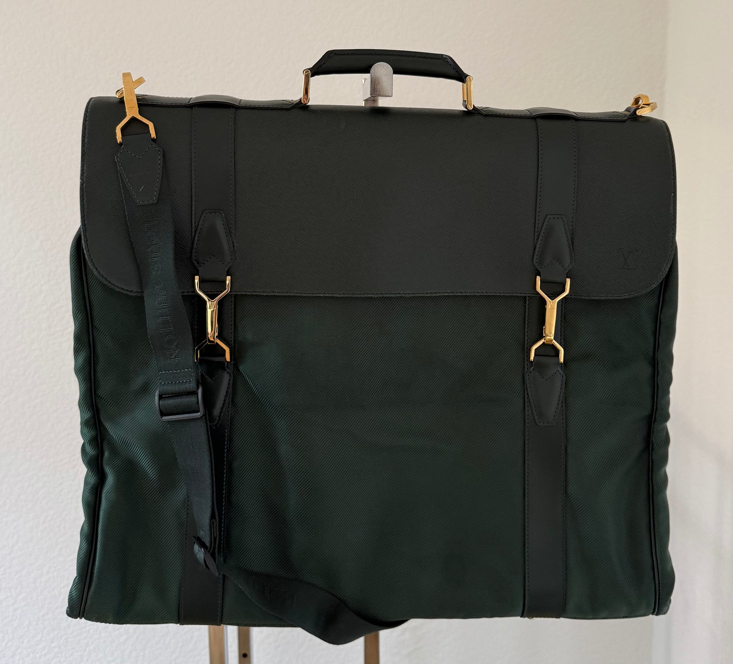 Louis Vuitton Taiga Gibeciere Kleidersack