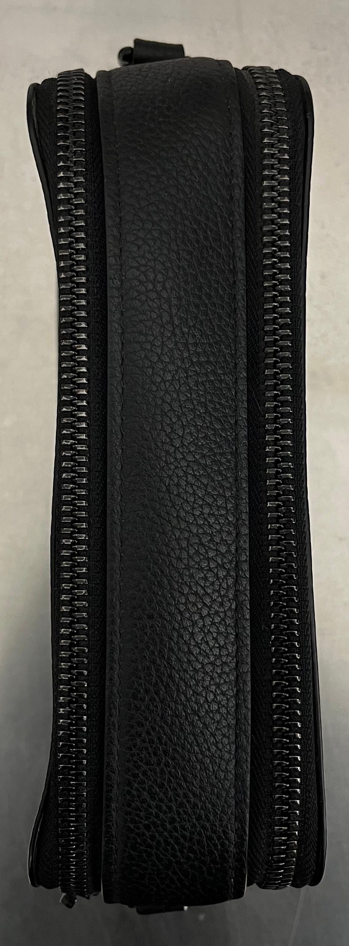 Louis Vuitton Alpha Wearable Geldbörse