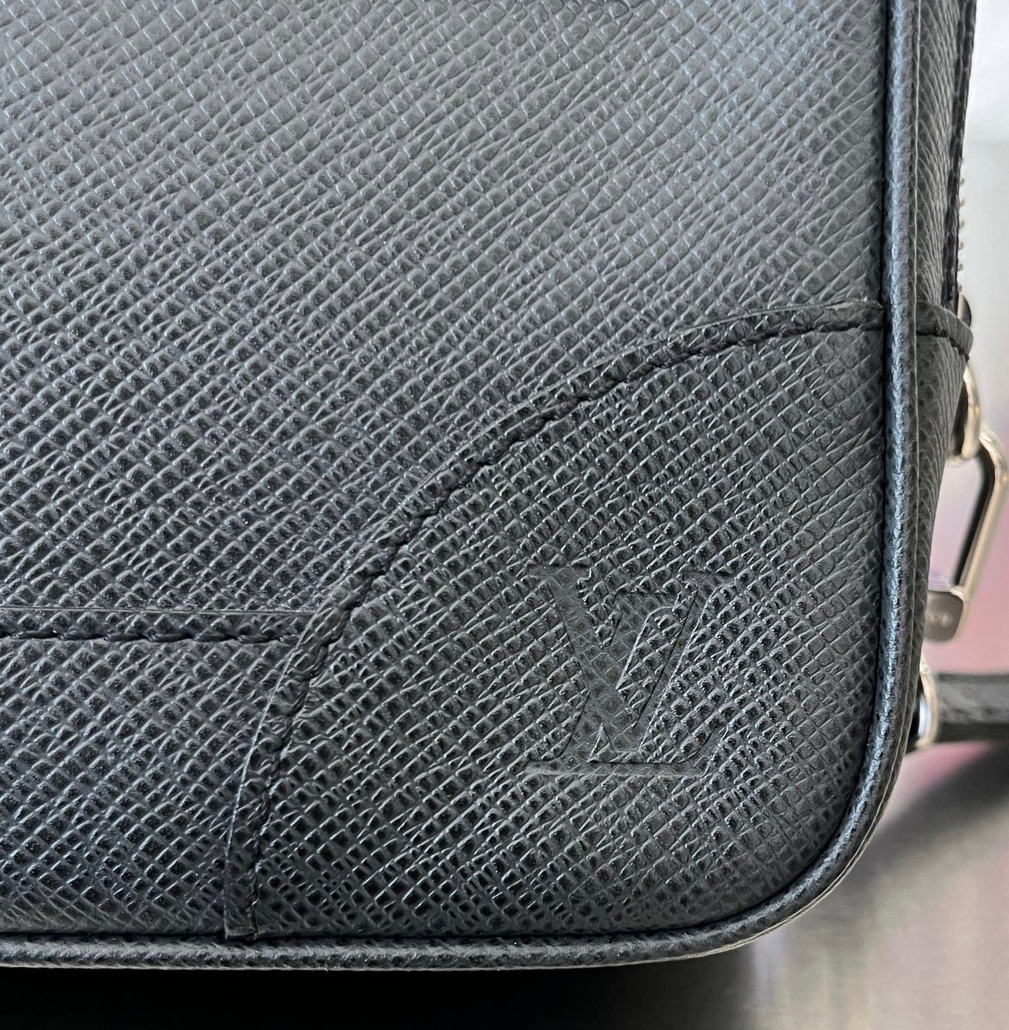 Louis Vuitton Pavel Taiga Leder
