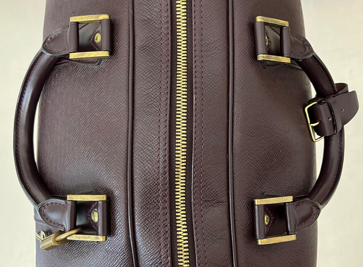 Louis Vuitton Kendall GM Taiga Leder