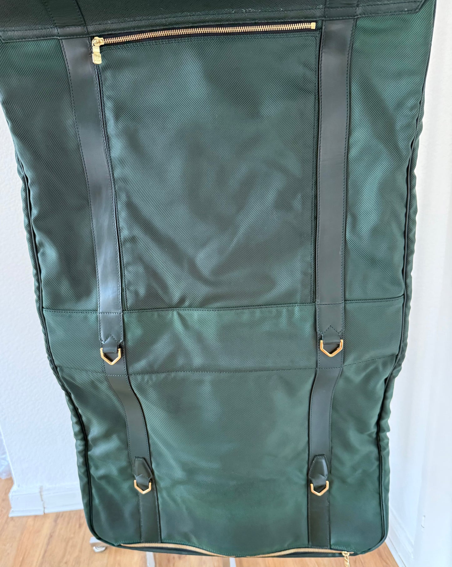 Louis Vuitton Taiga Gibeciere Kleidersack