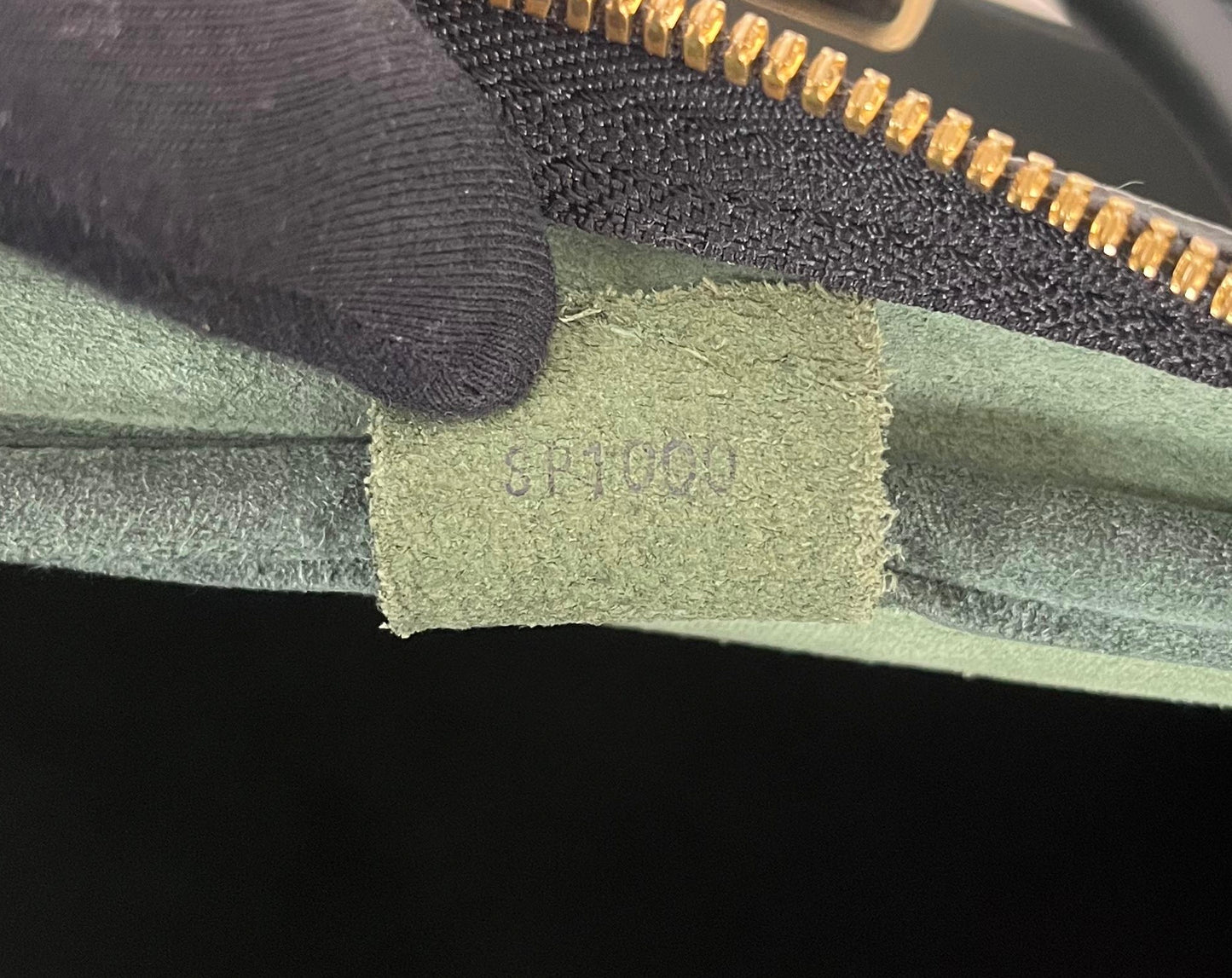 Louis Vuitton Kendall PM Taiga Leder