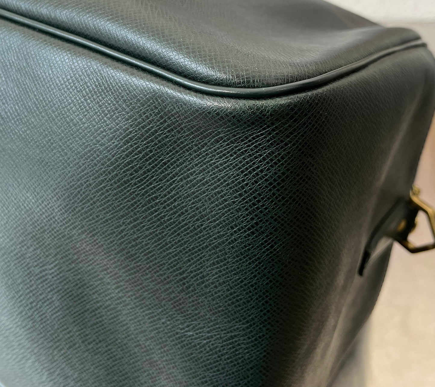 Louis Vuitton Kendall PM Taiga Leder