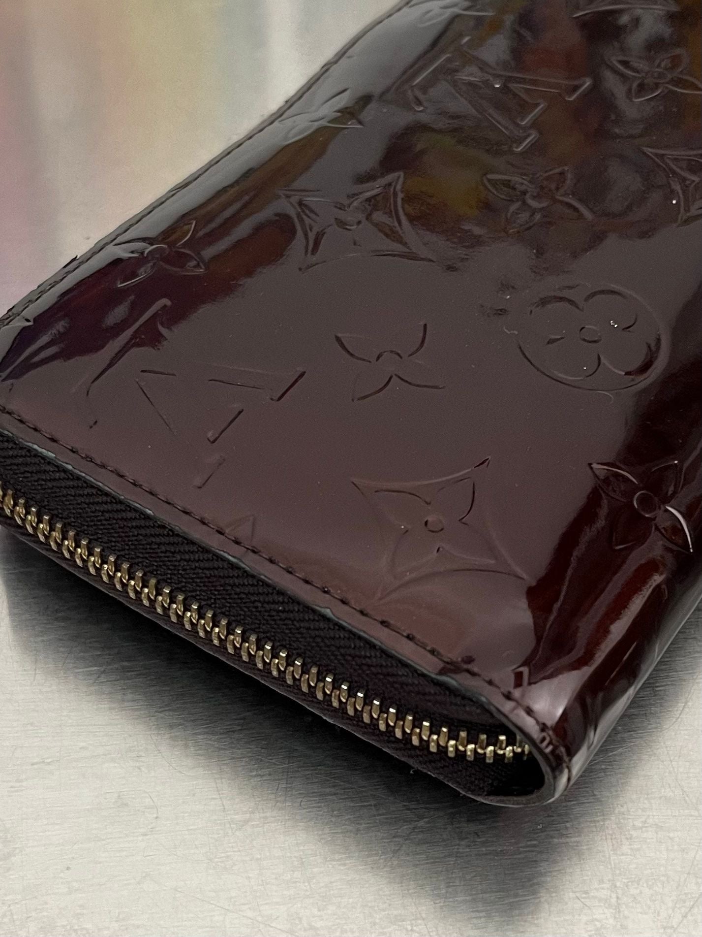 Louis Vuitton Zippy Lackleder