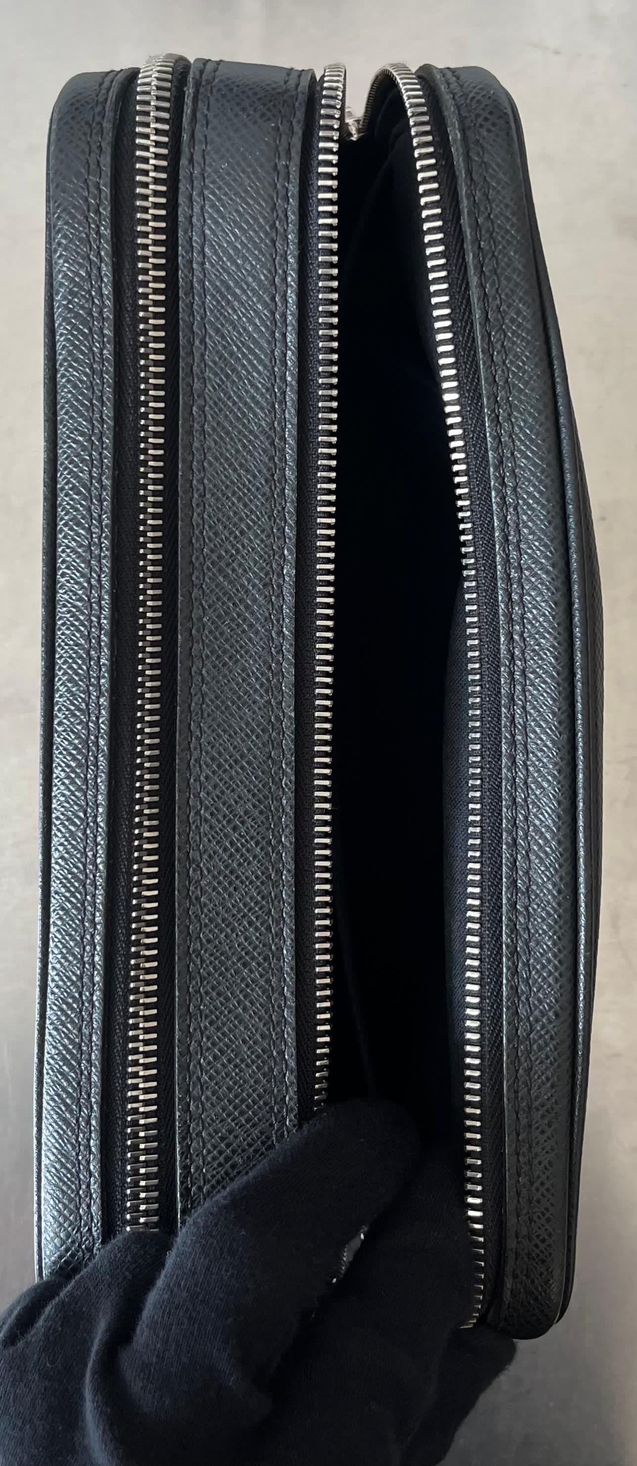 Louis Vuitton Pavel Taiga Leder