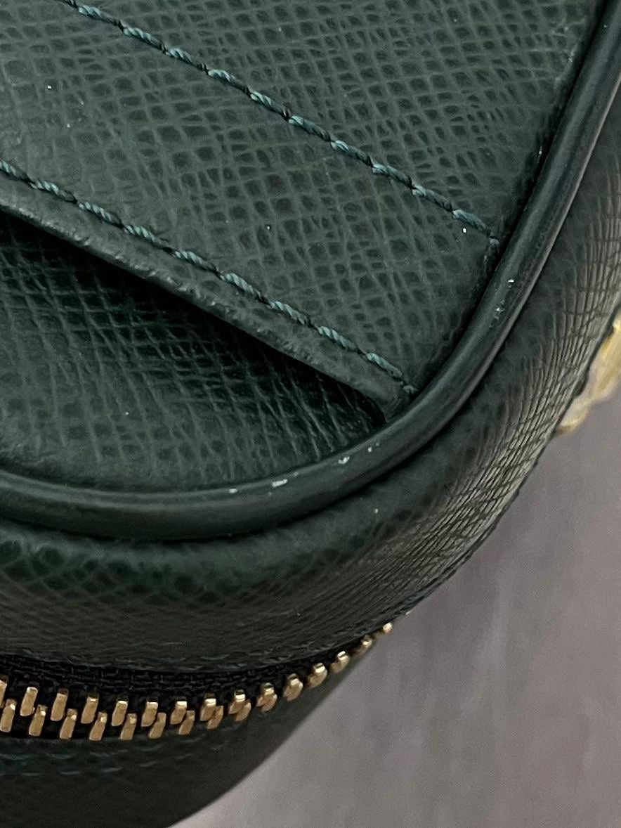 Louis Vuitton Karga Taiga Leder