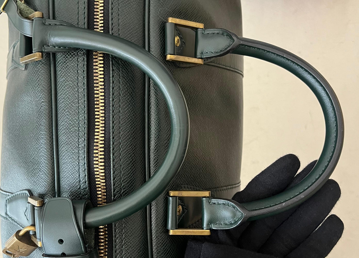 Louis Vuitton Kendall PM Taiga Leder