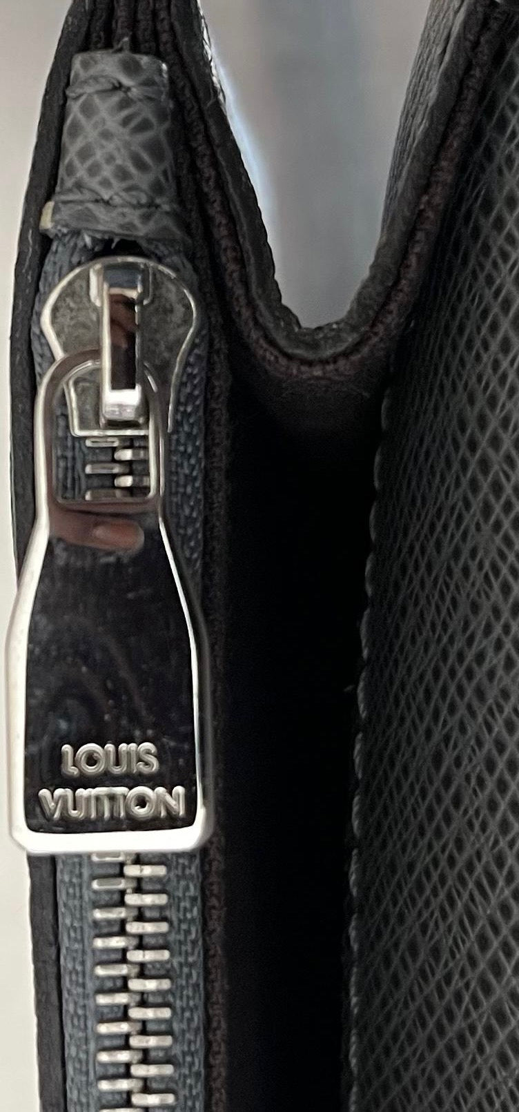 Louis Vuitton Neo Bellaia Taiga Leder