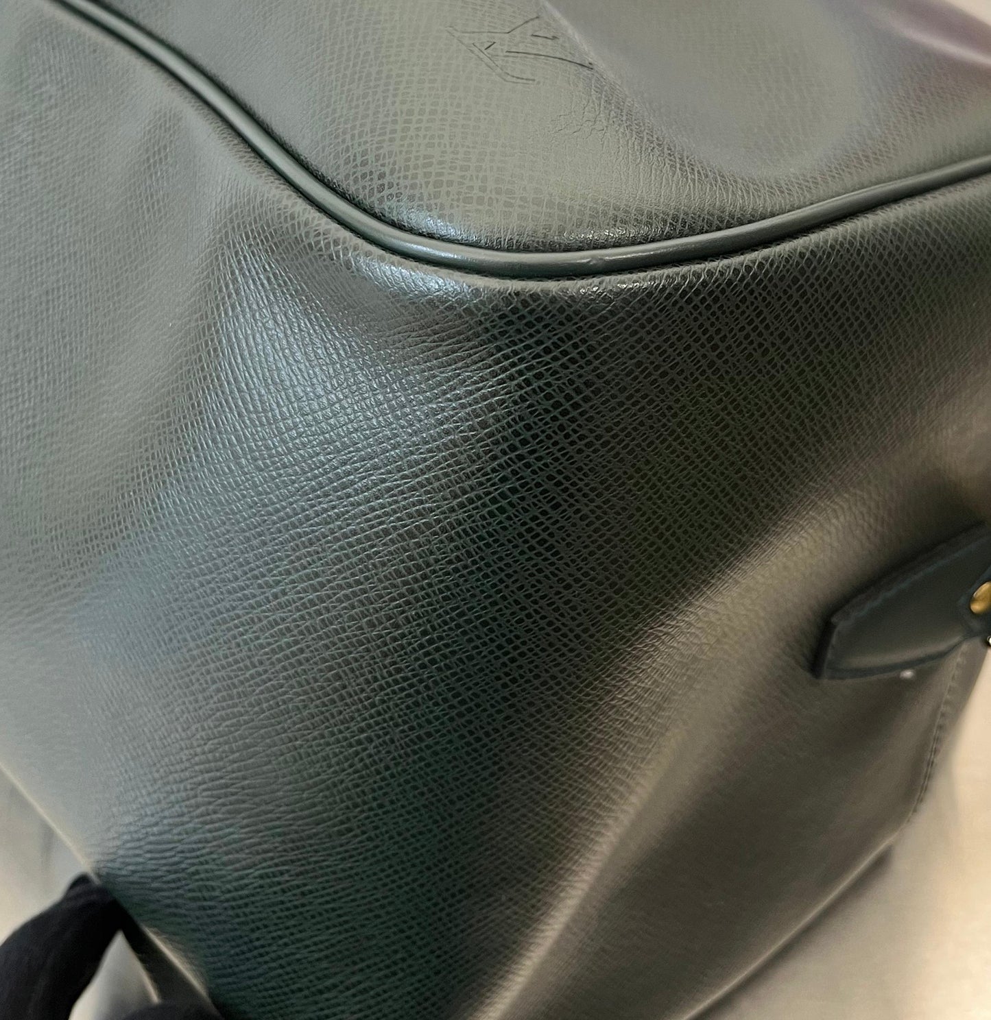 Louis Vuitton Kendall PM Taiga Leder