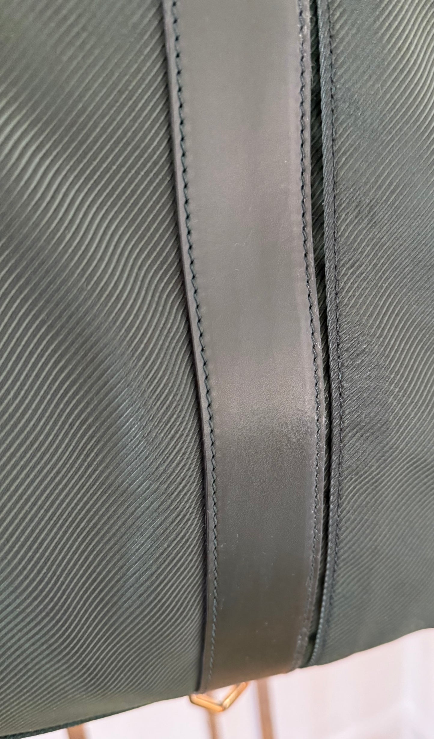 Louis Vuitton Taiga Gibeciere Kleidersack