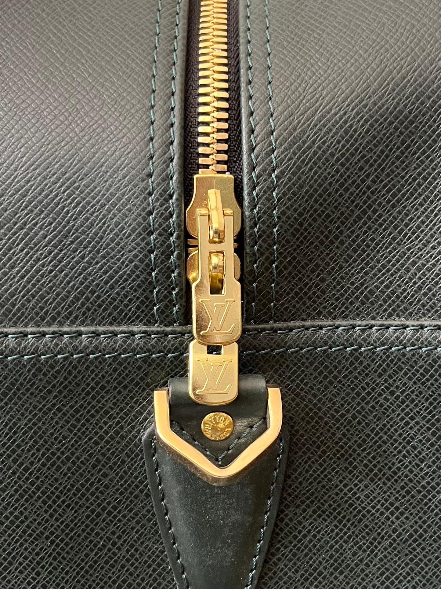 Louis Vuitton Kendall PM Taiga Leder