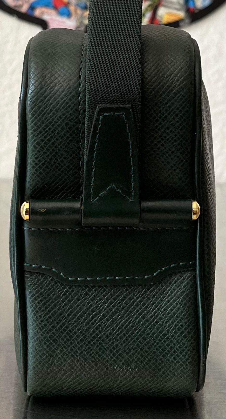 Louis Vuitton Karga Taiga Leder