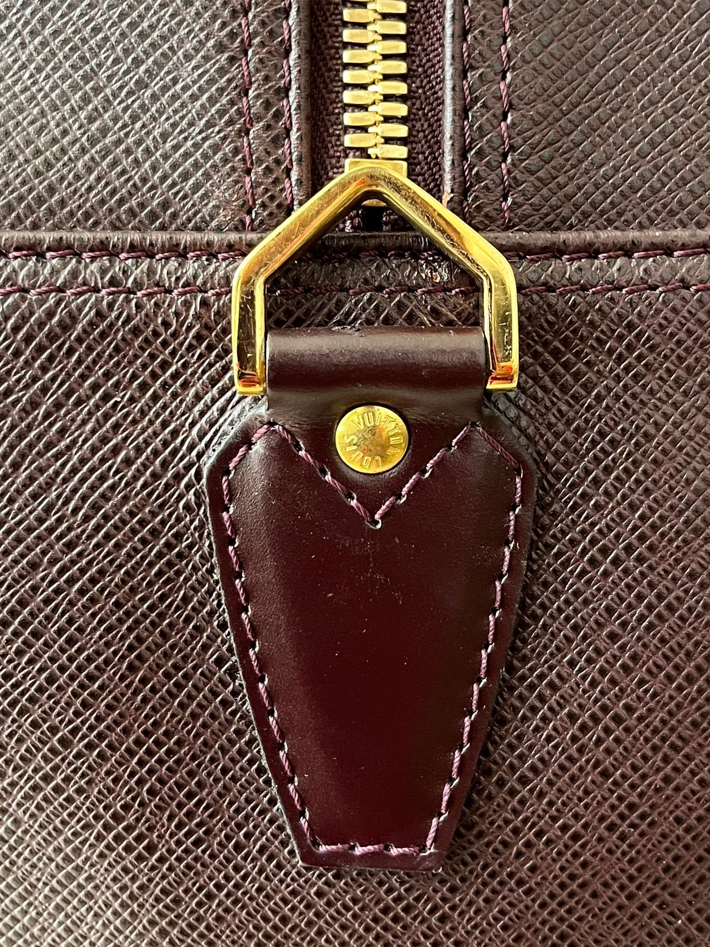 Louis Vuitton Kendall PM Taiga Leder