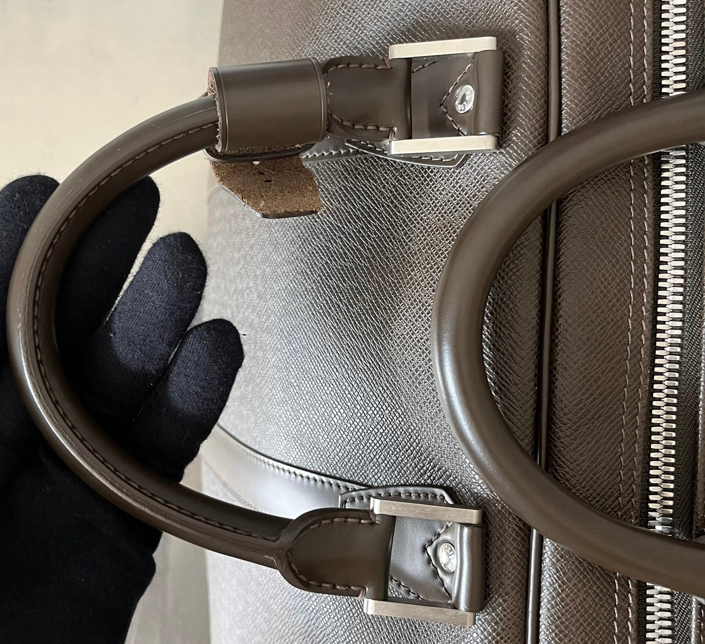 Louis Vuitton Kendall PM Taiga Leder