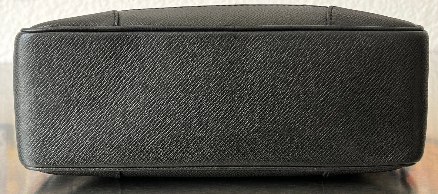Louis Vuitton Pavel Taiga Leder