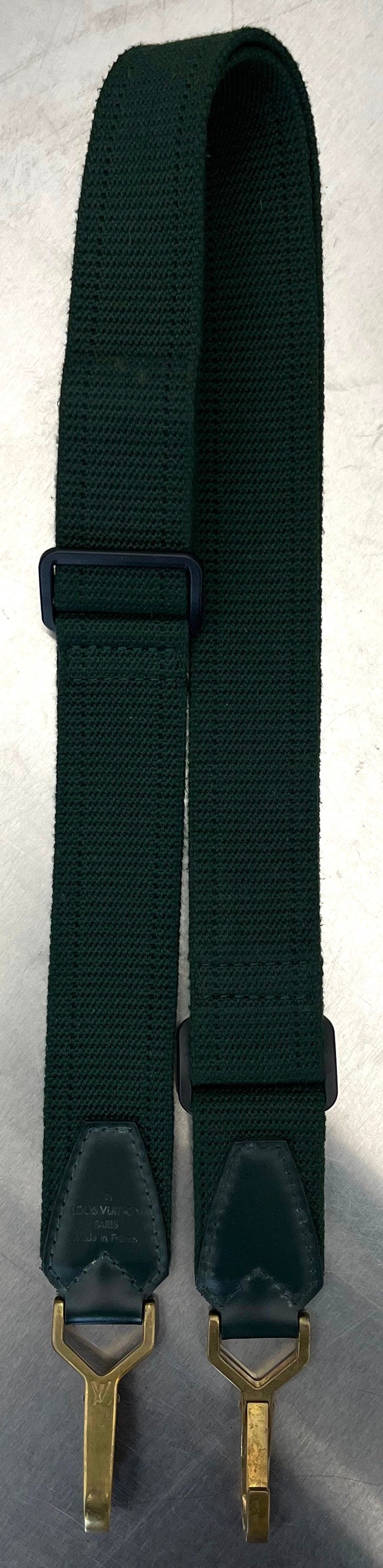 Louis Vuitton Kendall PM Taiga Leder