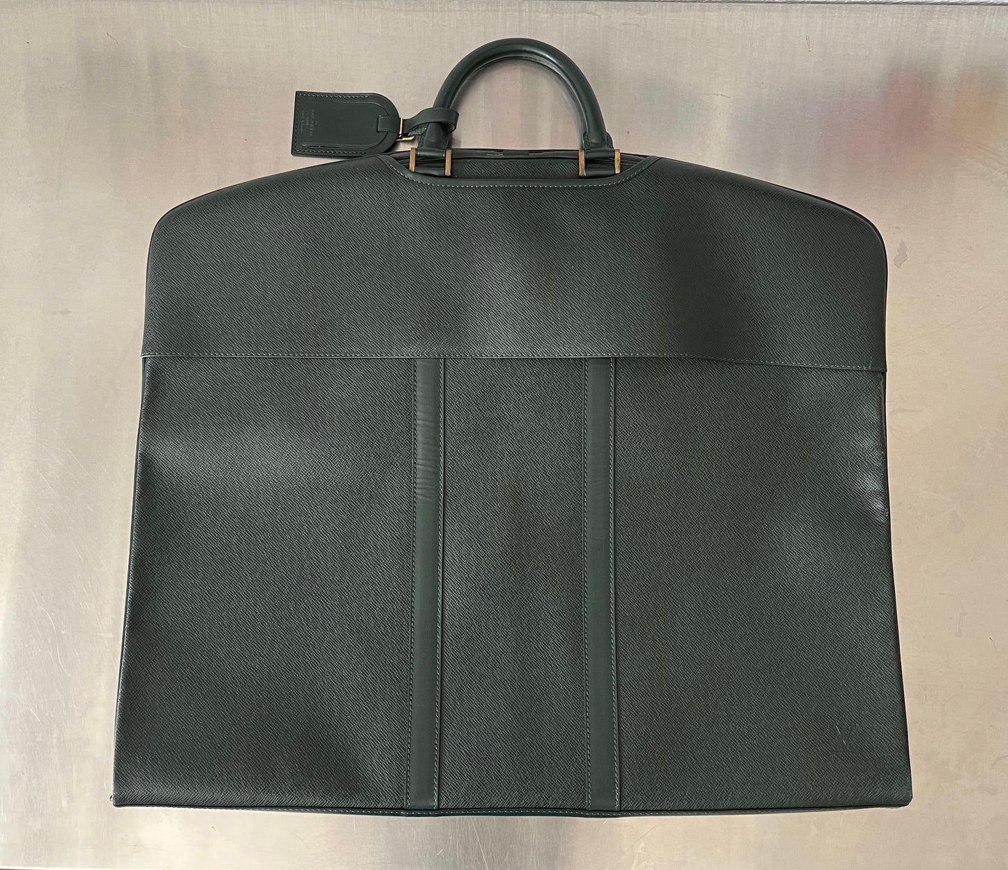 Louis Vuitton Taiga Bering Kleiderhülle