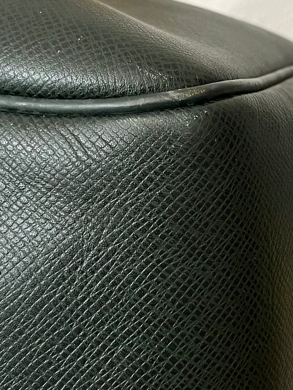 Louis Vuitton Kendall PM Taiga Leder