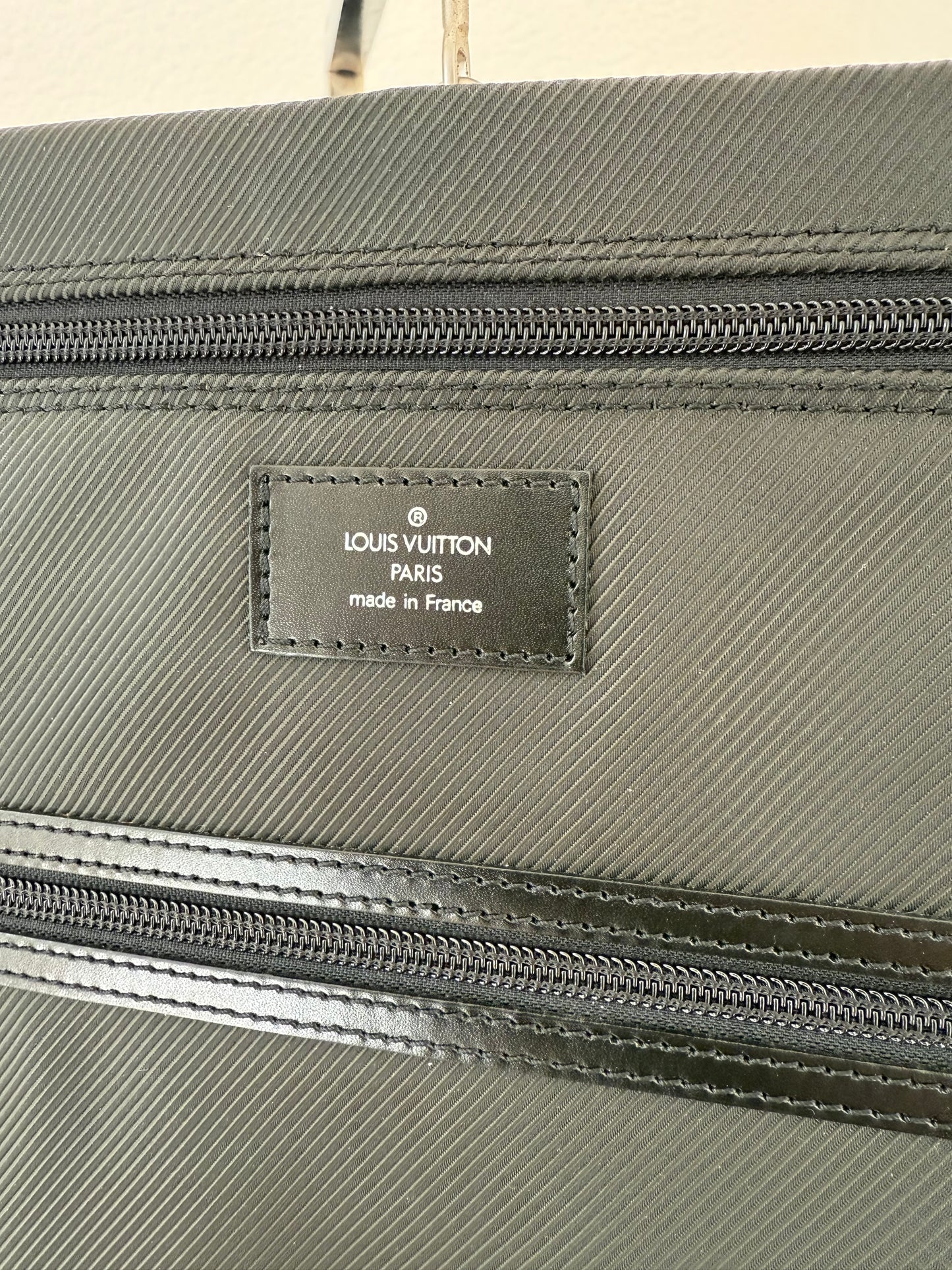 Louis Vuitton Taiga Gibeciere Kleidersack