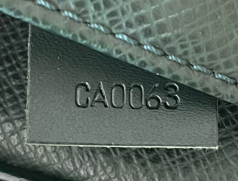 Louis Vuitton Karga Taiga Leder