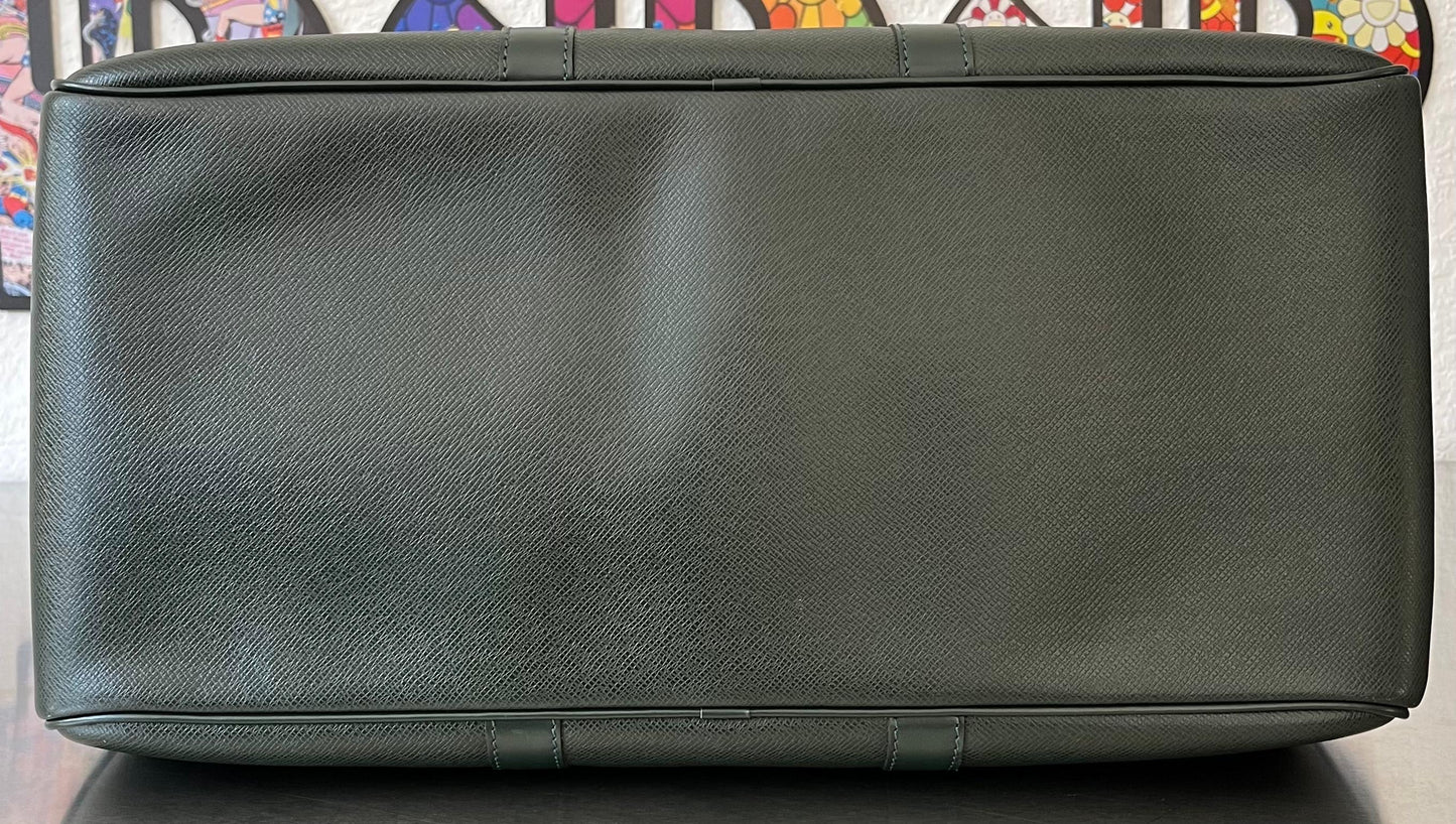 Louis Vuitton Kendall PM Taiga (Dunkelgrün)