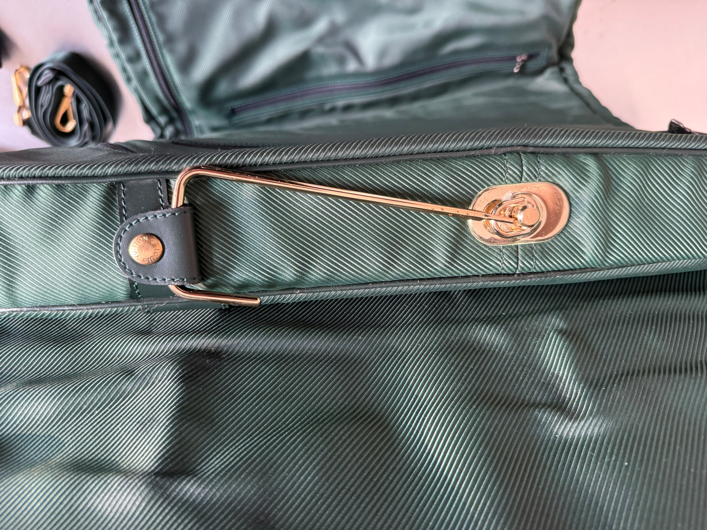 Louis Vuitton Taiga Gibeciere Kleidersack