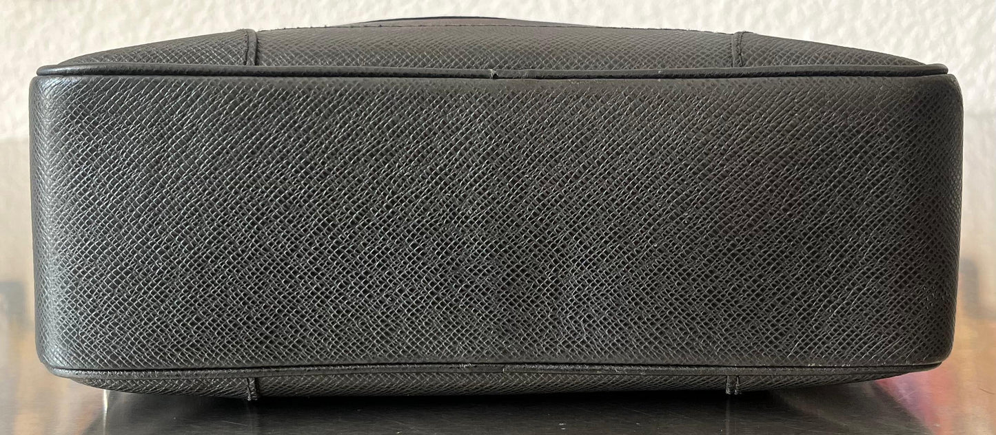Louis Vuitton Pavel Taiga Leder
