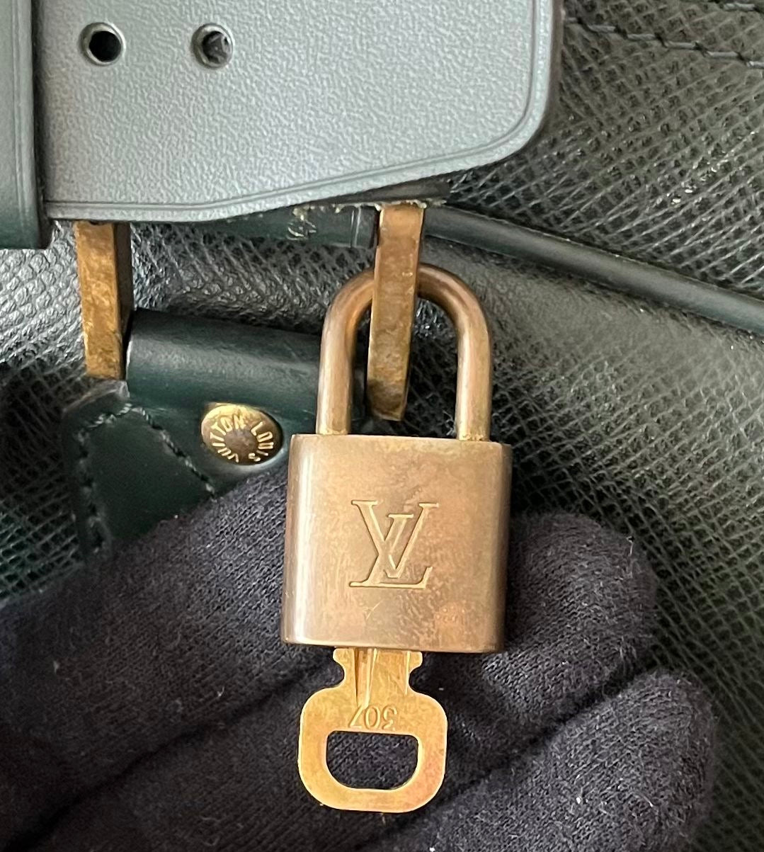 Louis Vuitton Kendall PM Taiga Leder