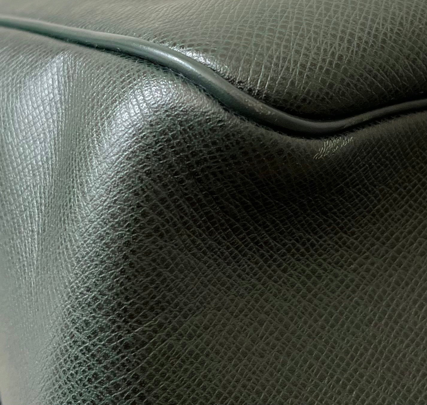 Louis Vuitton Kendall PM Taiga Leder