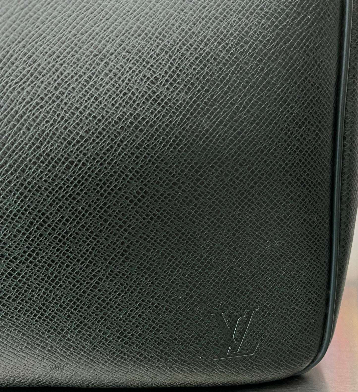 Louis Vuitton Kendall PM Taiga Leder