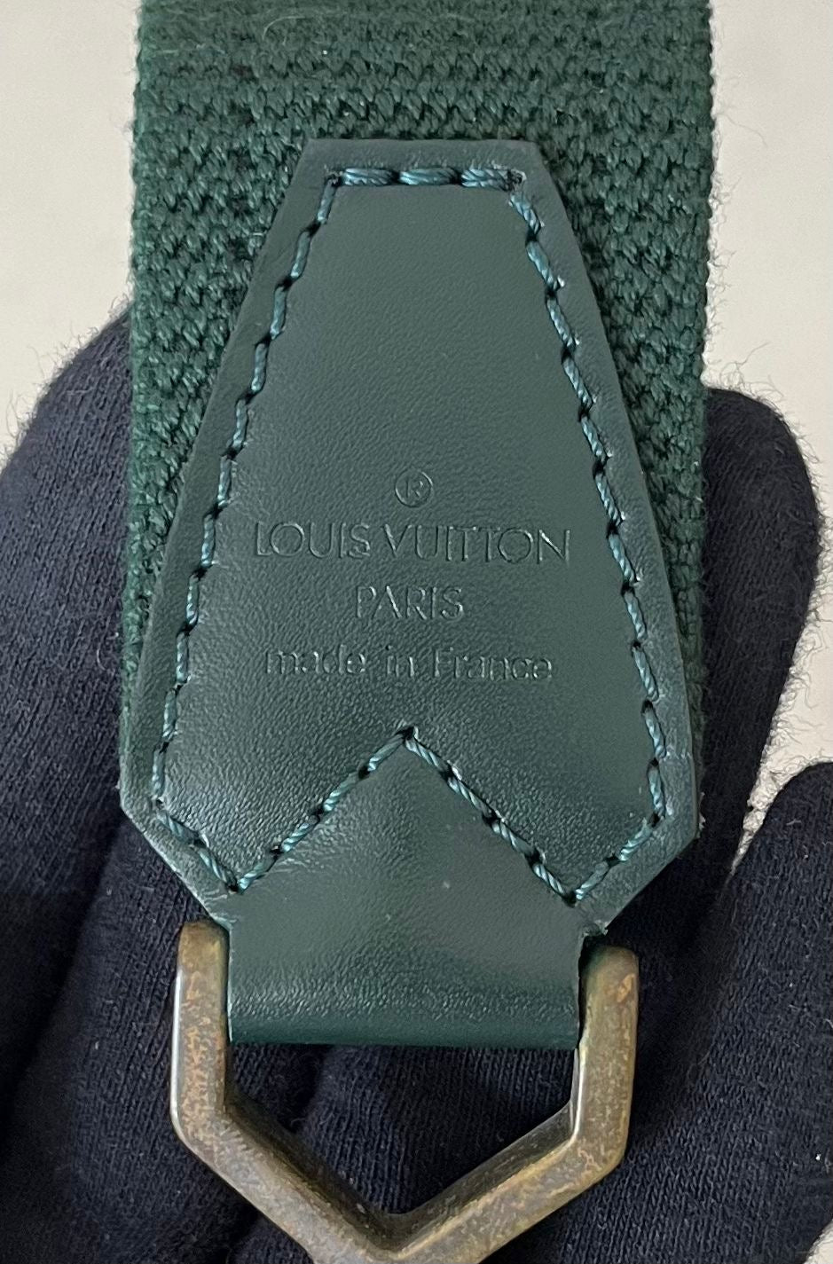 Louis Vuitton Kendall PM Taiga Leder