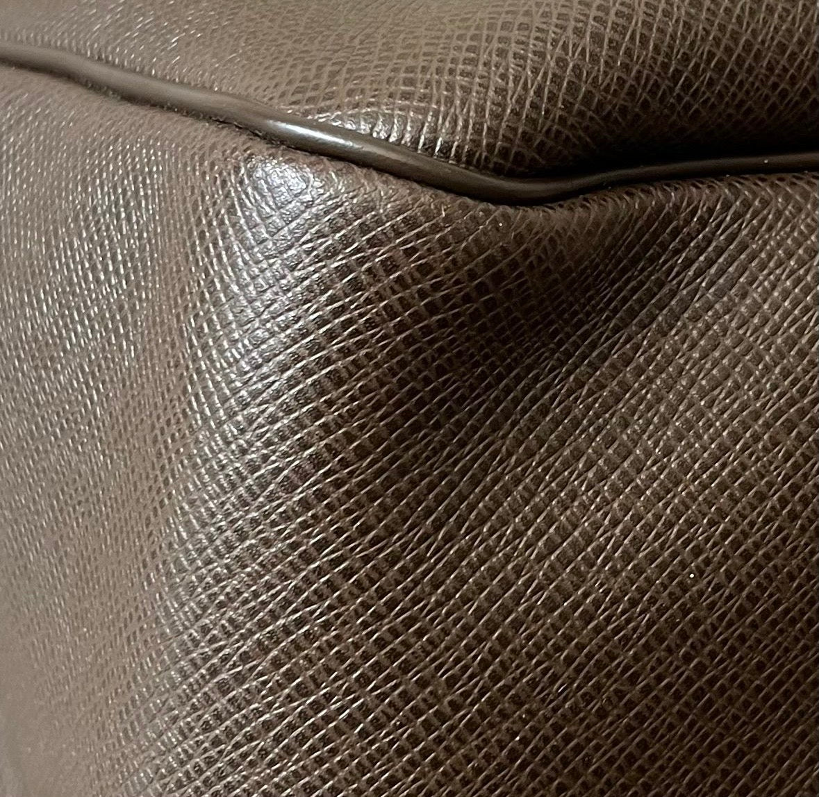 Louis Vuitton Kendall PM Taiga Leder