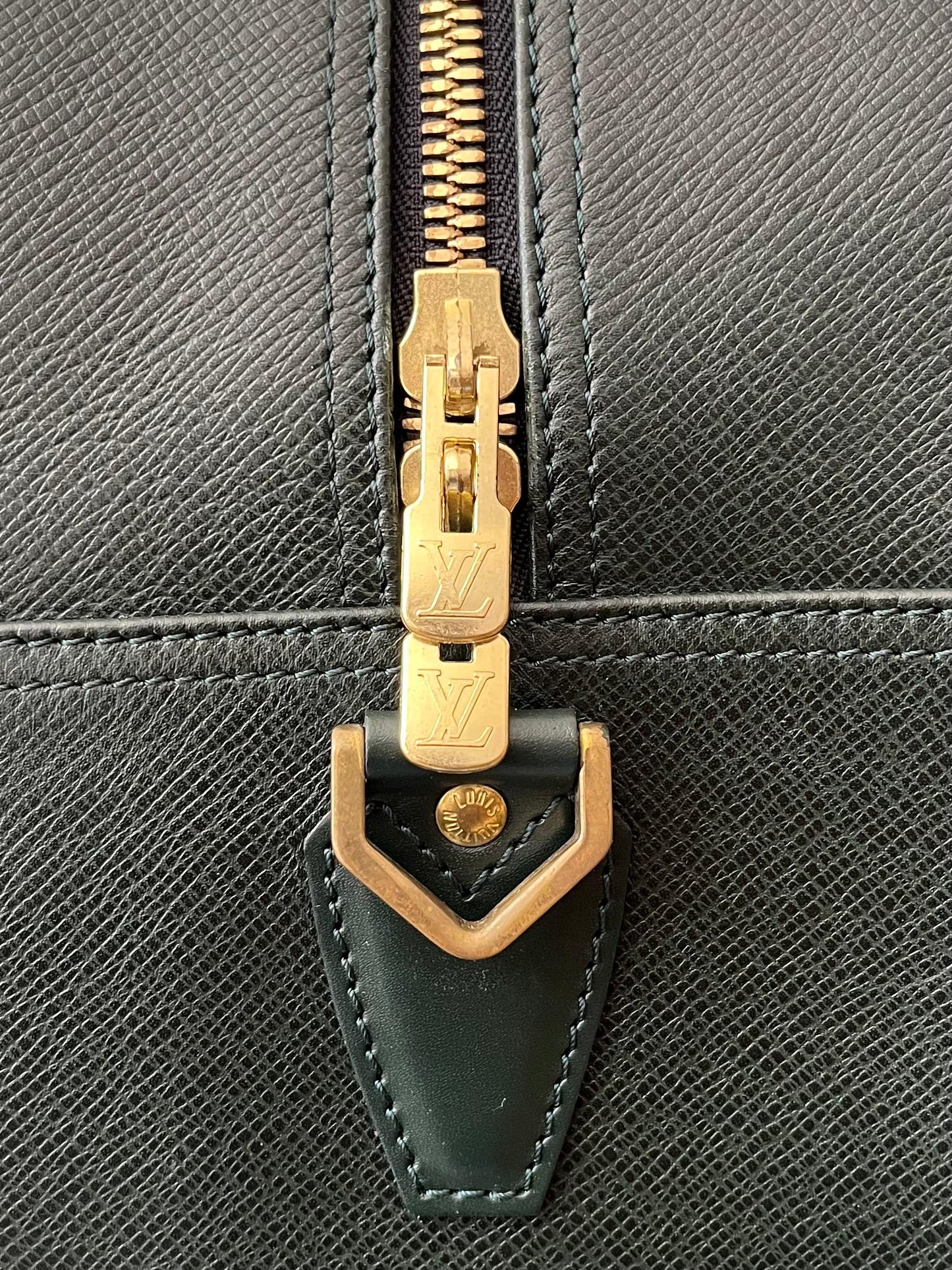 Louis Vuitton Kendall PM Taiga Leder