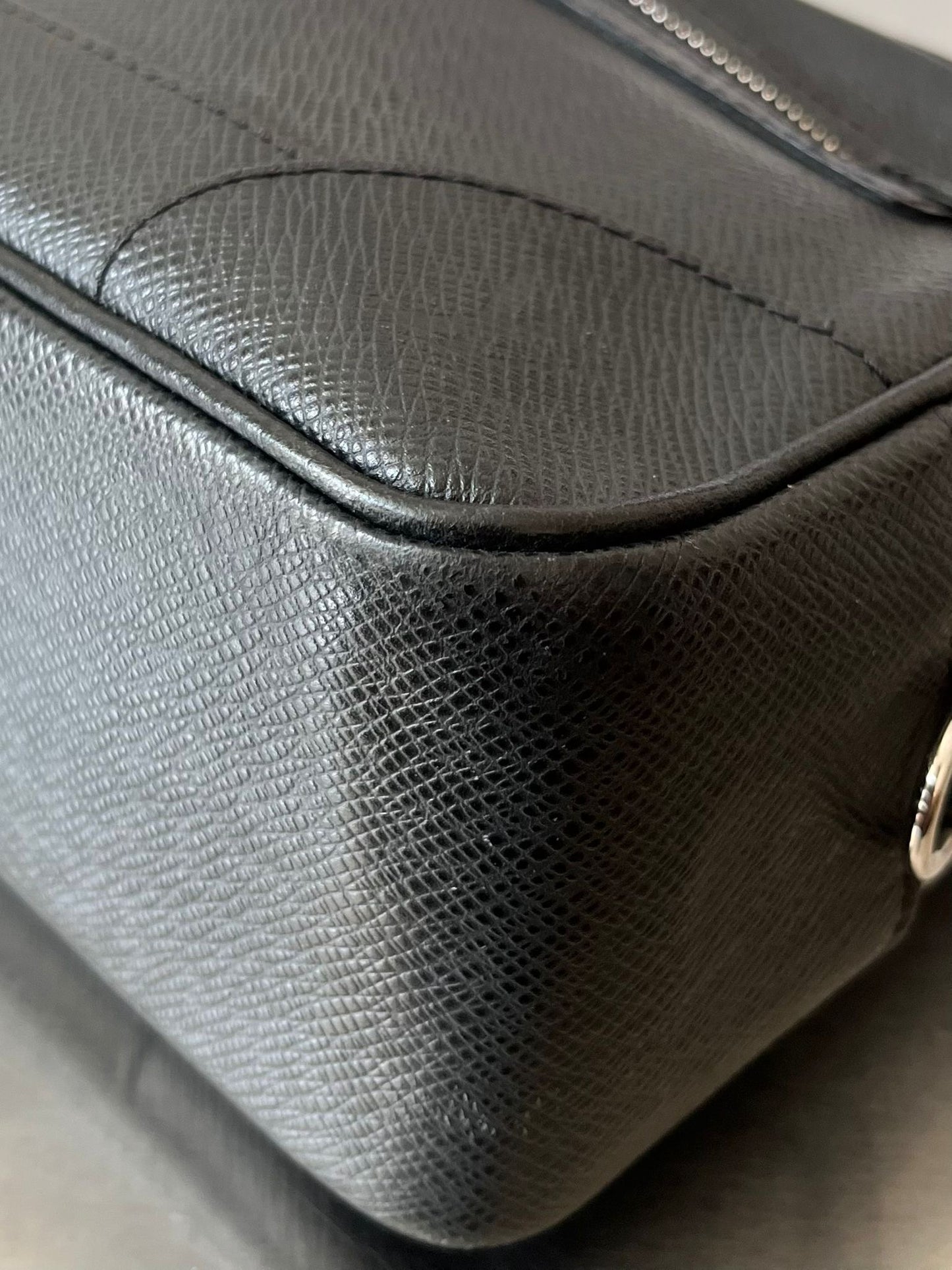 Louis Vuitton Pavel Taiga Leder