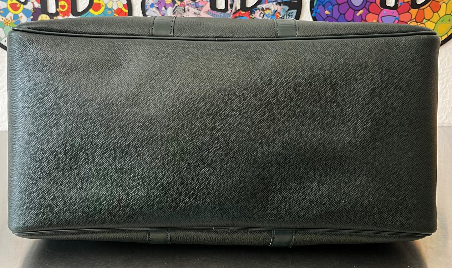 Louis Vuitton Kendall PM Taiga Leder