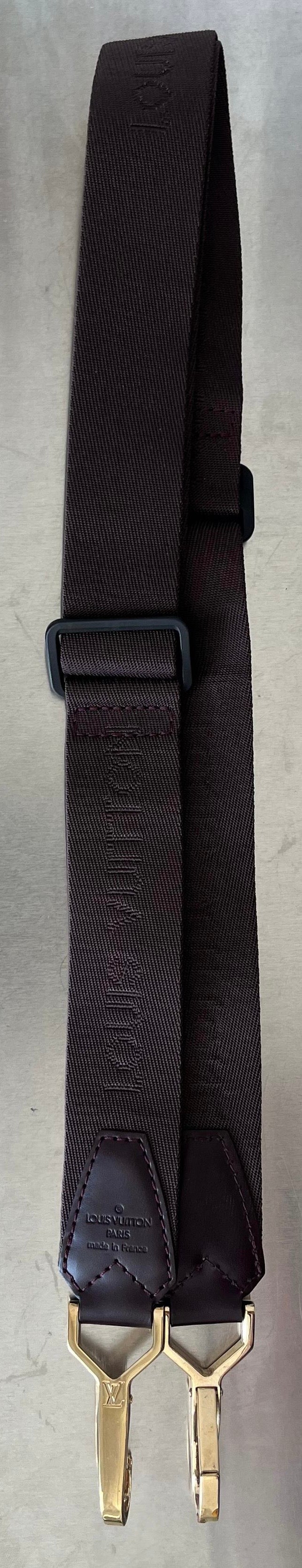 Louis Vuitton Kendall PM Taiga Leder